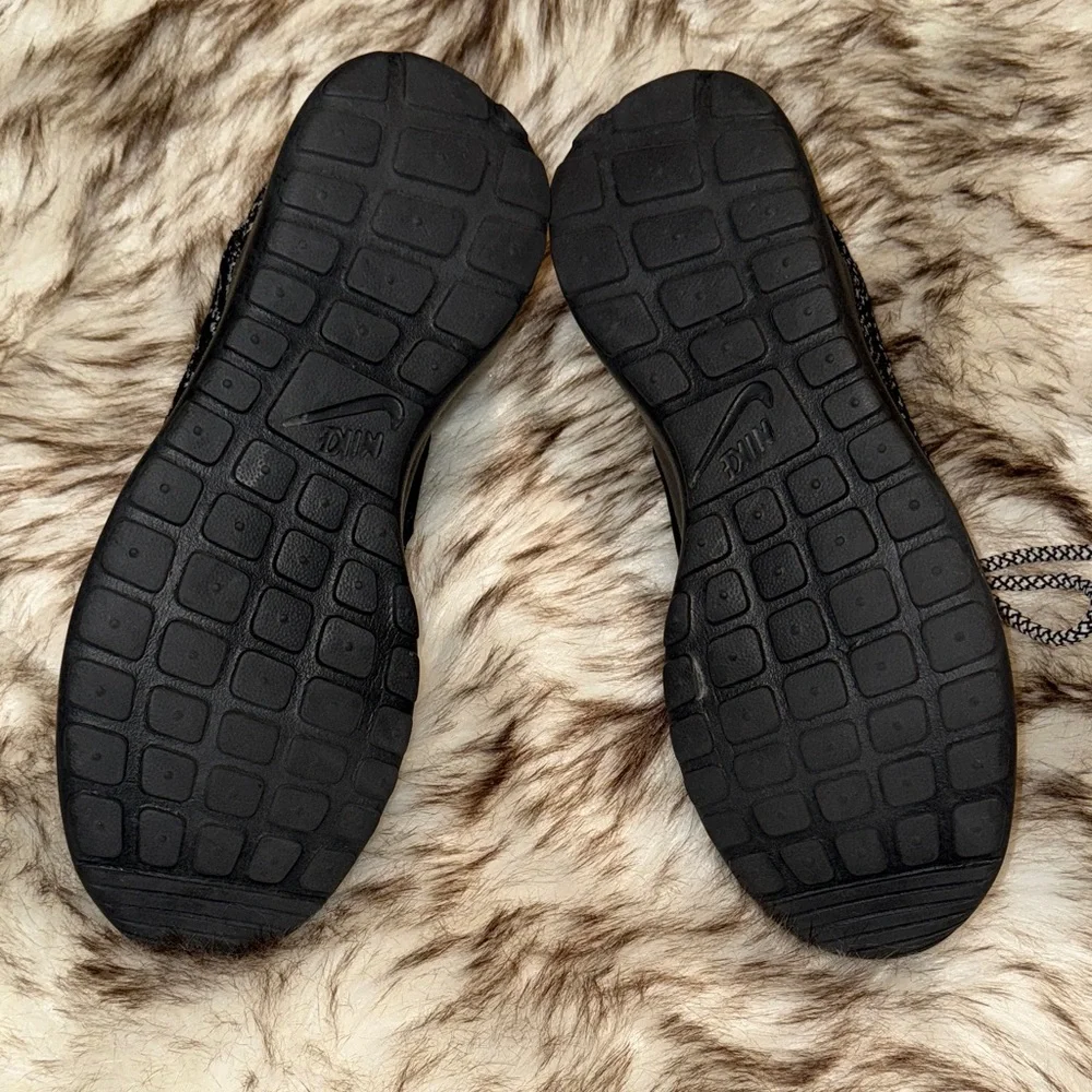 Nike Black and Gray Patterned Sneakers